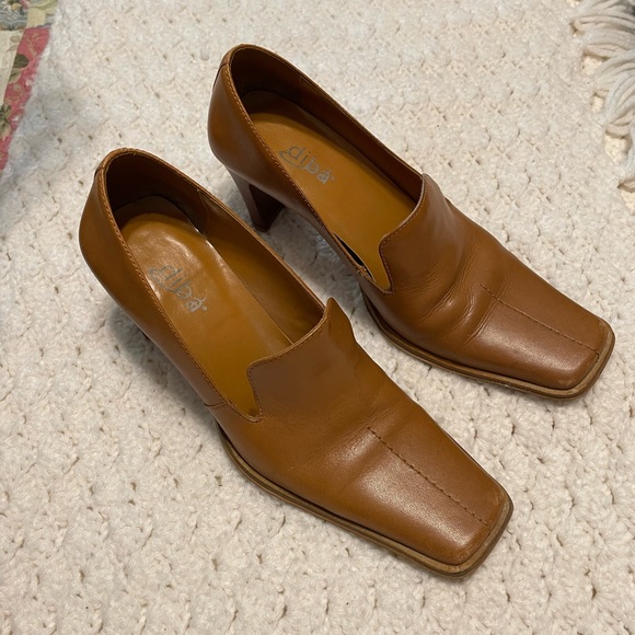 Saddle colored leather heels. Size 7M - Picture 2 of 3